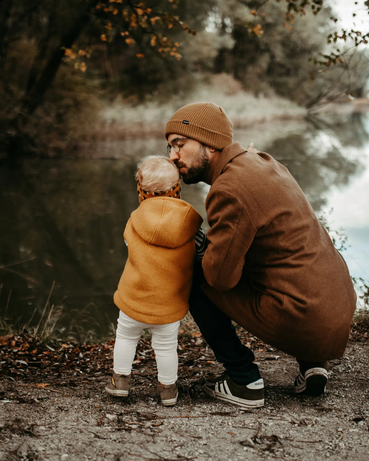 Kind trägt Walkweste aus Wollwalk beim Spielen im Freien, nachhaltige Kinderkleidung aus 100% Schurwolle für Frühling und Herbst