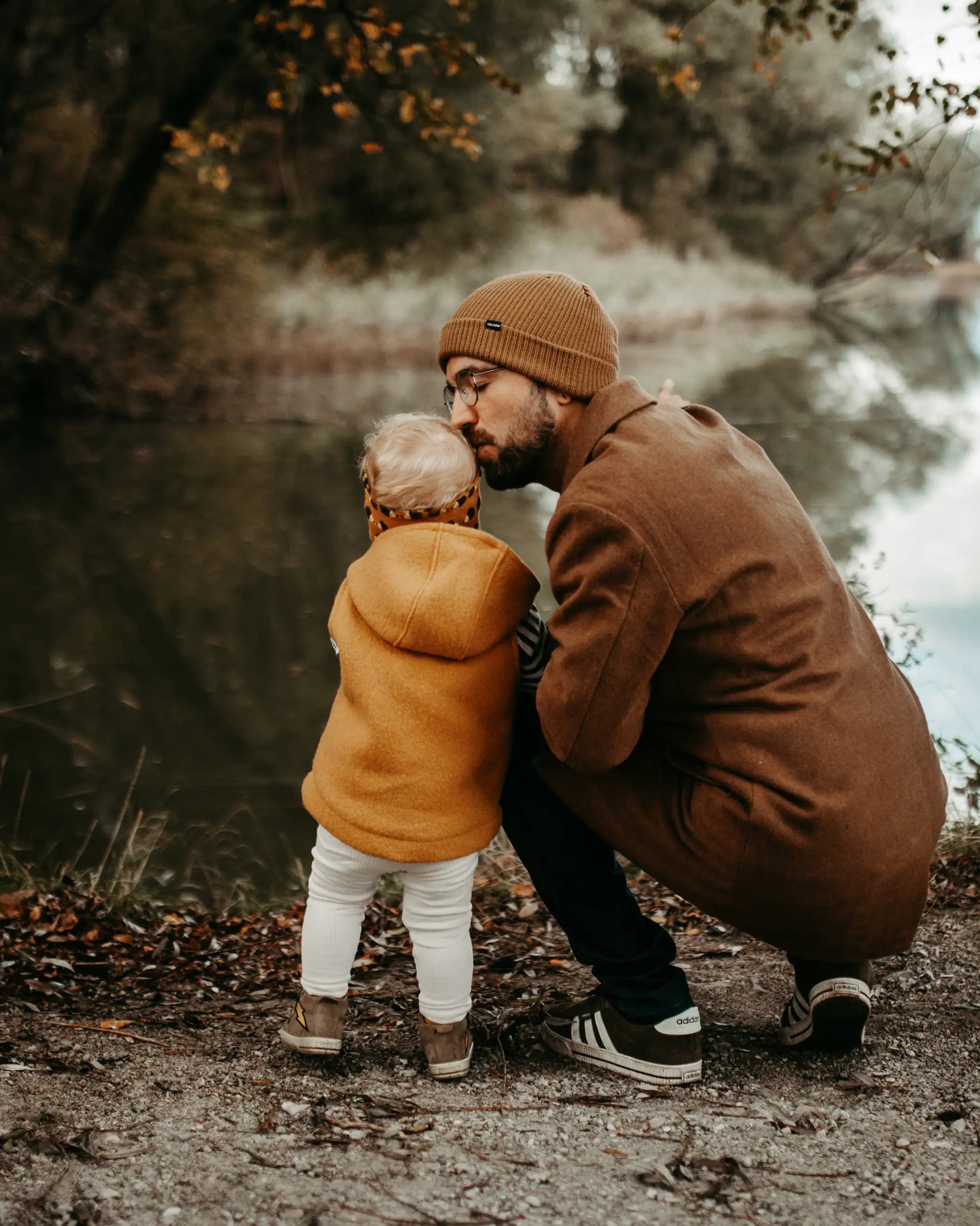 Kind trägt Walkweste aus Wollwalk beim Spielen im Freien, nachhaltige Kinderkleidung aus 100% Schurwolle für Frühling und Herbst