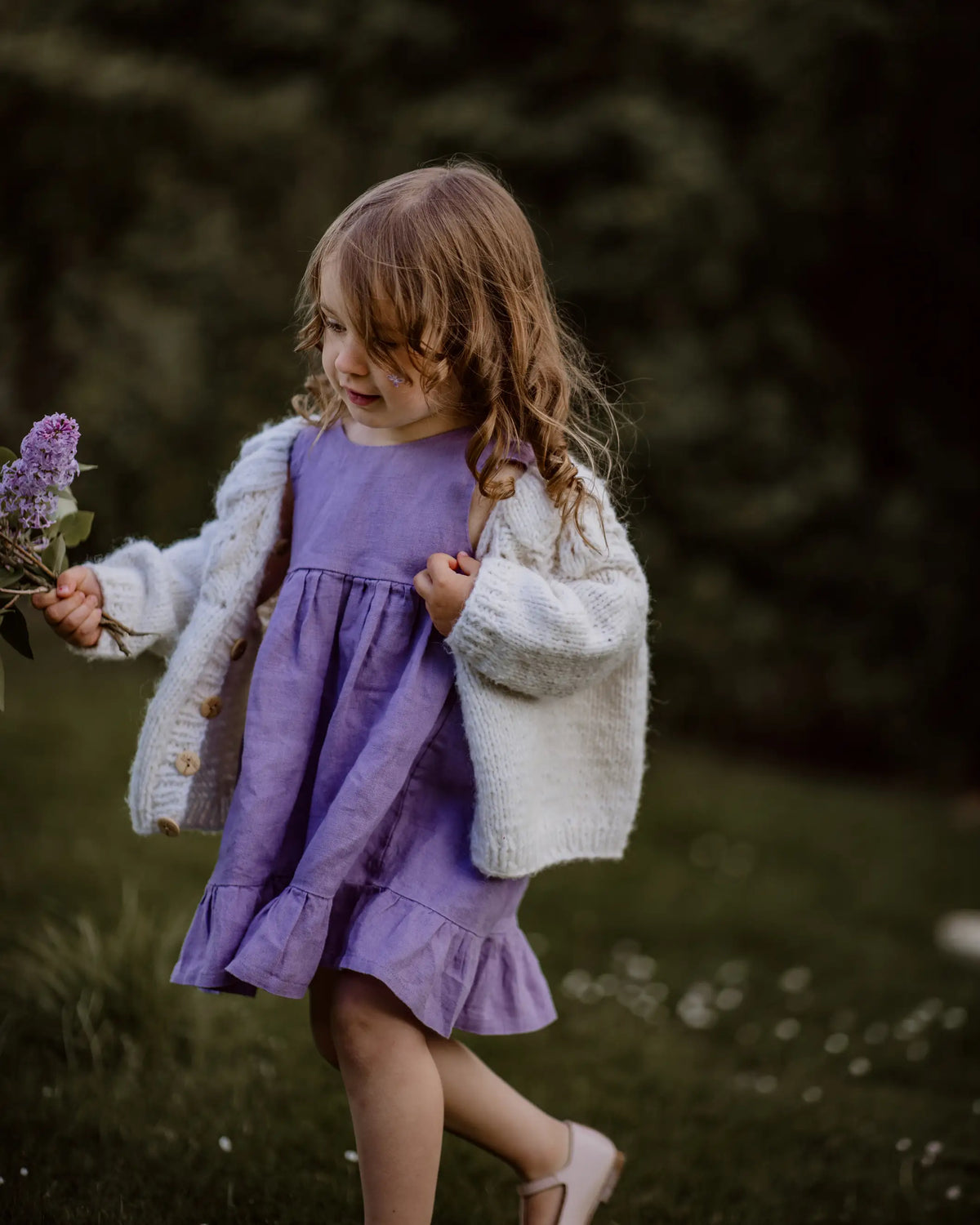 Unifarbenes Leinen Stufenkleid für Mädchen, luftiges Sommerkleid aus 100% Leinen, schlicht und verspielt zugleich.