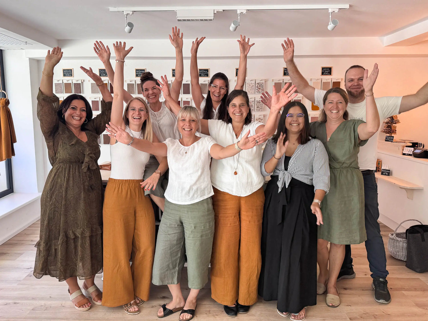 Das sind wir! Das Wichtelkidz Team – Wir sind Mamas und Frauen mit einer Vision: die Besten Walkoveralls und Wollwalk Jacken für dich und dein Kind zu schaffen: Handgefertigt mit Liebe zum Detail, aus den besten und hochwertigsten Stoffen, mitwachsend und mit Wohlfühl-Garantie