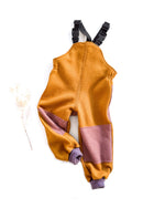 Kinder Latzhose aus wasserabweisendem Wollwalk mit stufenlos verstellbaren Trägern, Knie und Po Verstärkung und warmen Merino-Wollbündchen