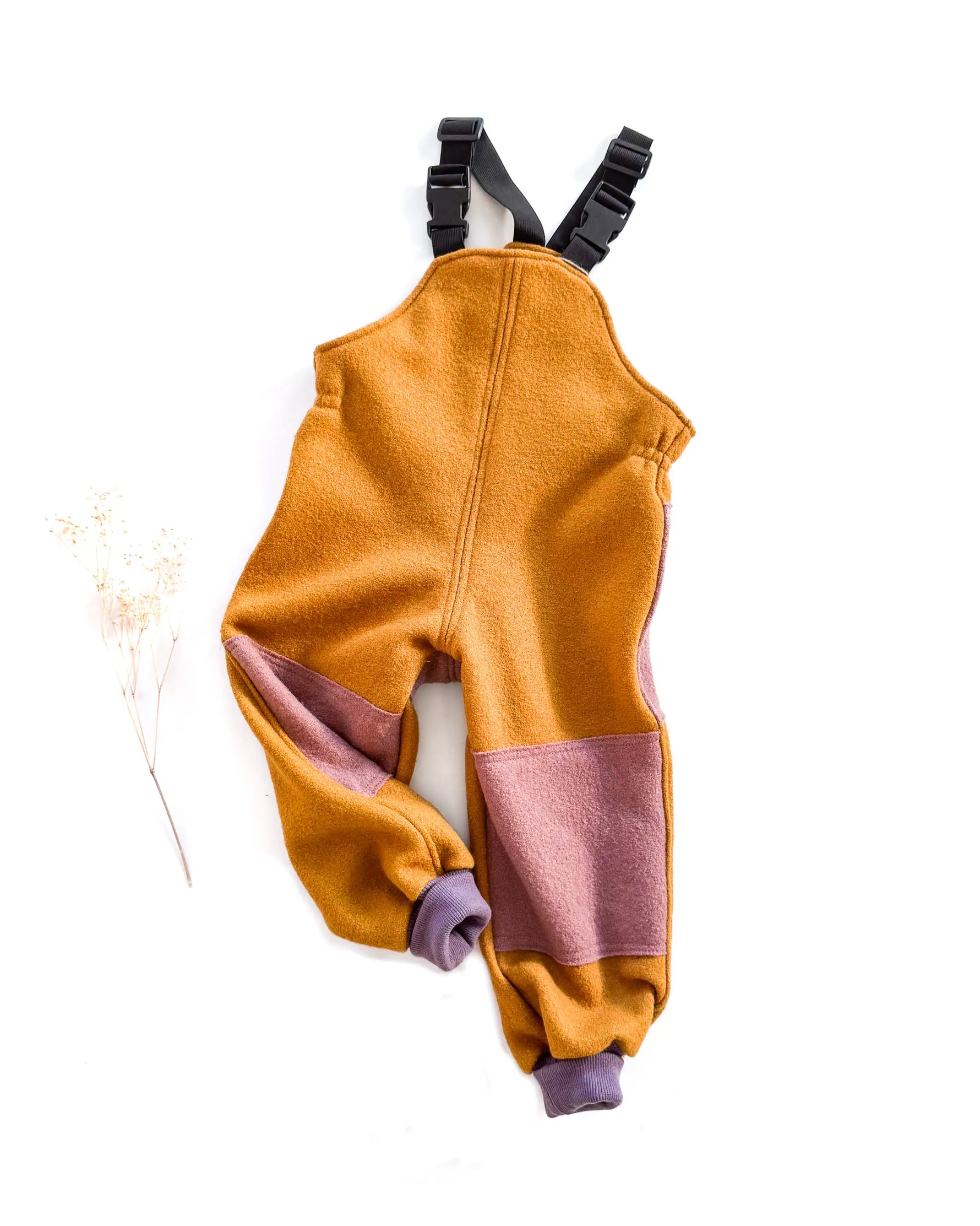Kinder Latzhose aus wasserabweisendem Wollwalk mit stufenlos verstellbaren Trägern, Knie und Po Verstärkung und warmen Merino-Wollbündchen