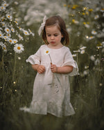 Sommerkleid Mädchen Leinen Boho Stil, weich und nachhaltig, ideal zum Drehen, Tanzen und Spielen.