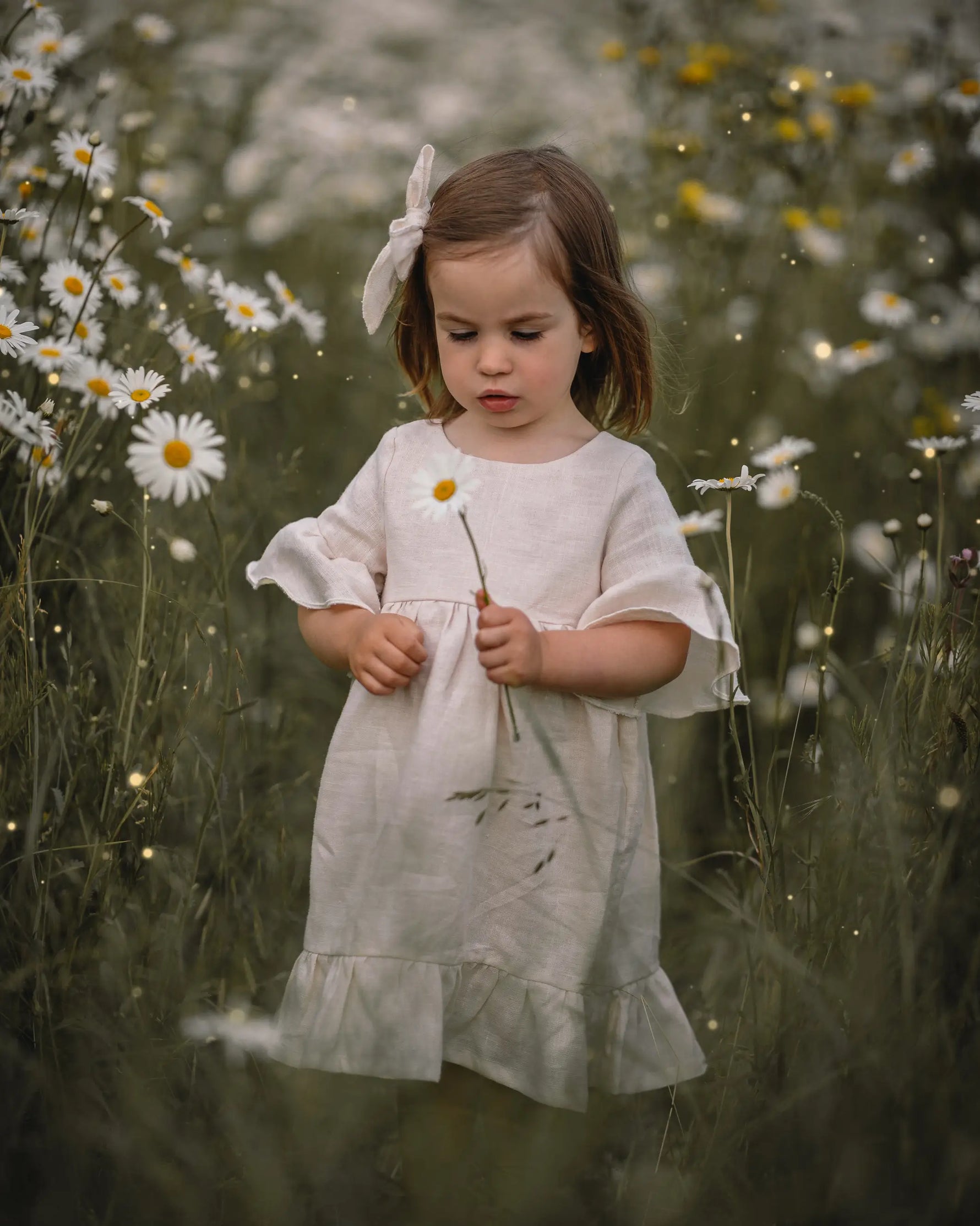 Sommerkleid Mädchen Leinen Boho Stil, weich und nachhaltig, ideal zum Drehen, Tanzen und Spielen.