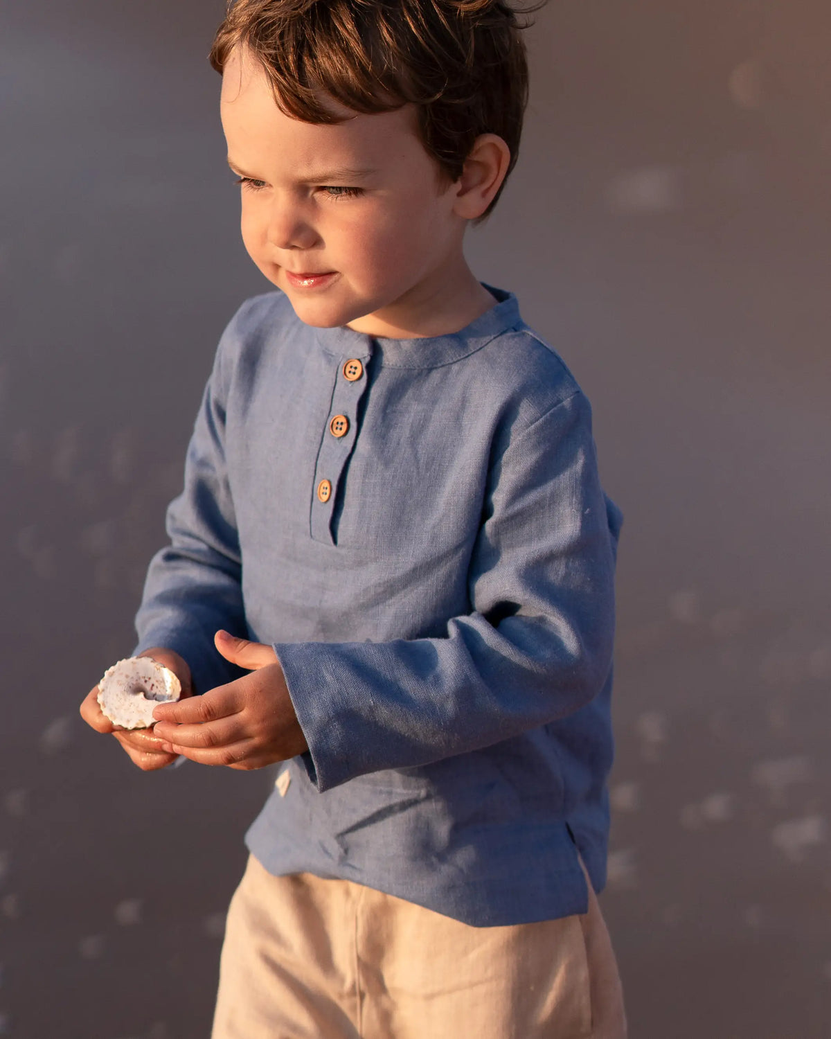 Kinder und Baby Leinenshirt aus 100% Leinen mit langen Ärmeln. Wunderbar weiche und qualitativ sehr hochwertige Leinenkleidung für dein Kind und Baby. Ideal für heiße Sommertage geeignet und ein natürlicher Schutz gegen UV-Strahlung und Zecken