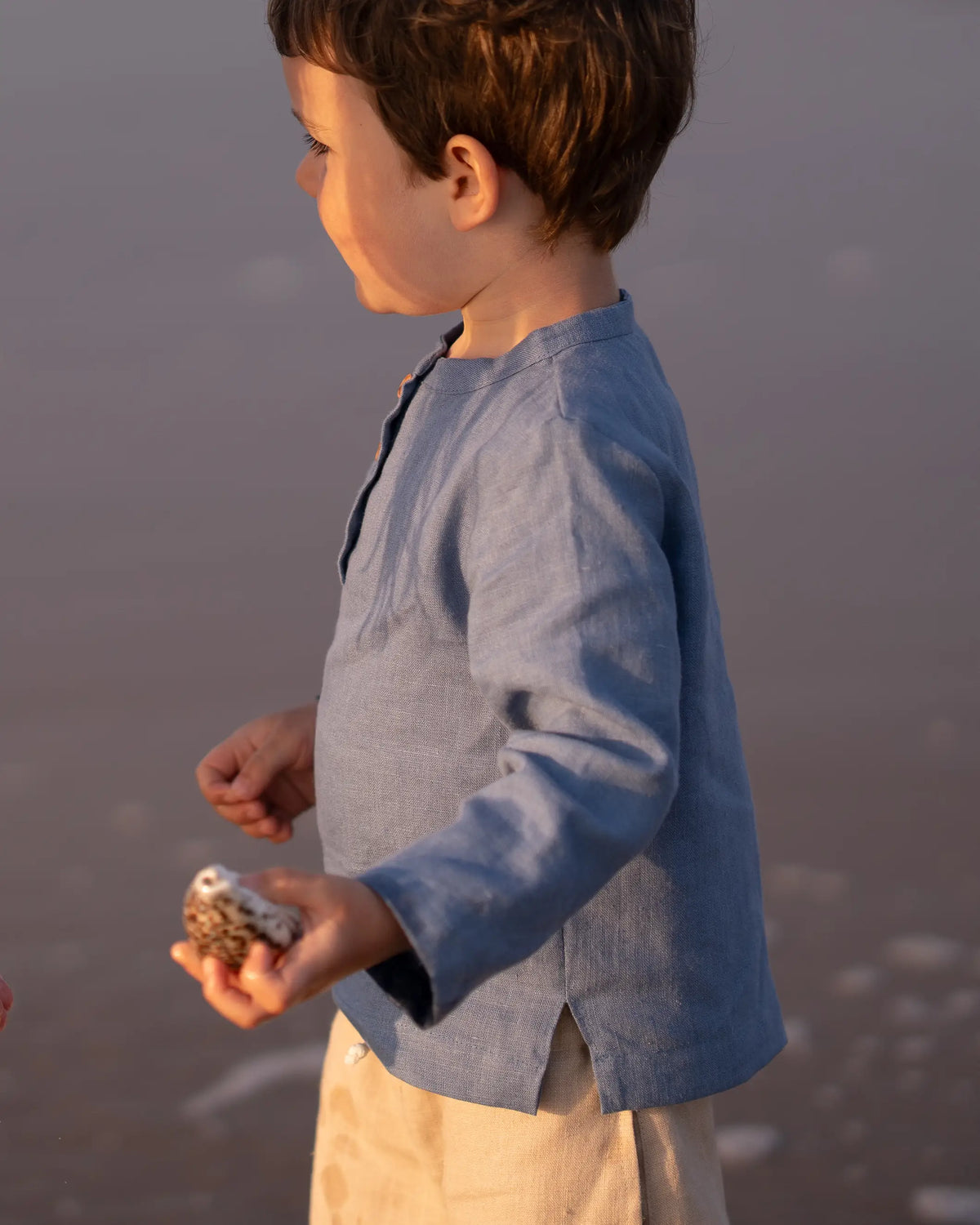 Kinder und Baby Leinenshirt aus 100% Leinen mit langen Ärmeln. Wunderbar weiche und qualitativ sehr hochwertige Leinenkleidung für dein Kind und Baby. Ideal für heiße Sommertage geeignet und ein natürlicher Schutz gegen UV-Strahlung und Zecken