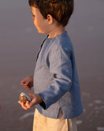 Kinder und Baby Leinenshirt aus 100% Leinen mit langen Ärmeln. Wunderbar weiche und qualitativ sehr hochwertige Leinenkleidung für dein Kind und Baby. Ideal für heiße Sommertage geeignet und ein natürlicher Schutz gegen UV-Strahlung und Zecken
