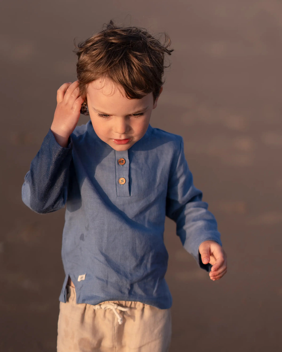 langärmliges Kinder und Baby Leinenshirt aus 100% Leinen. Wunderbar weiche und qualitativ sehr hochwertige Leinenkleidung für dein Kind und Baby. Ideal für heiße Sommertage geeignet und ein natürlicher Sonnenschutz und Zeckenschutz für dein Kind