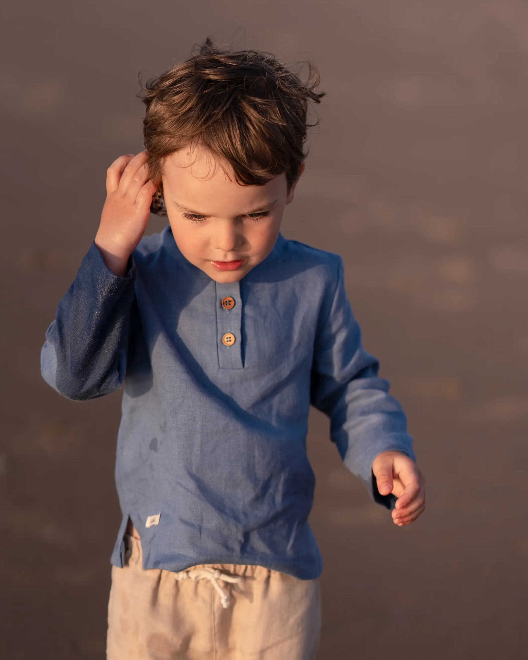 langärmliges Kinder und Baby Leinenshirt aus 100% Leinen. Wunderbar weiche und qualitativ sehr hochwertige Leinenkleidung für dein Kind und Baby. Ideal für heiße Sommertage geeignet und ein natürlicher Sonnenschutz und Zeckenschutz für dein Kind