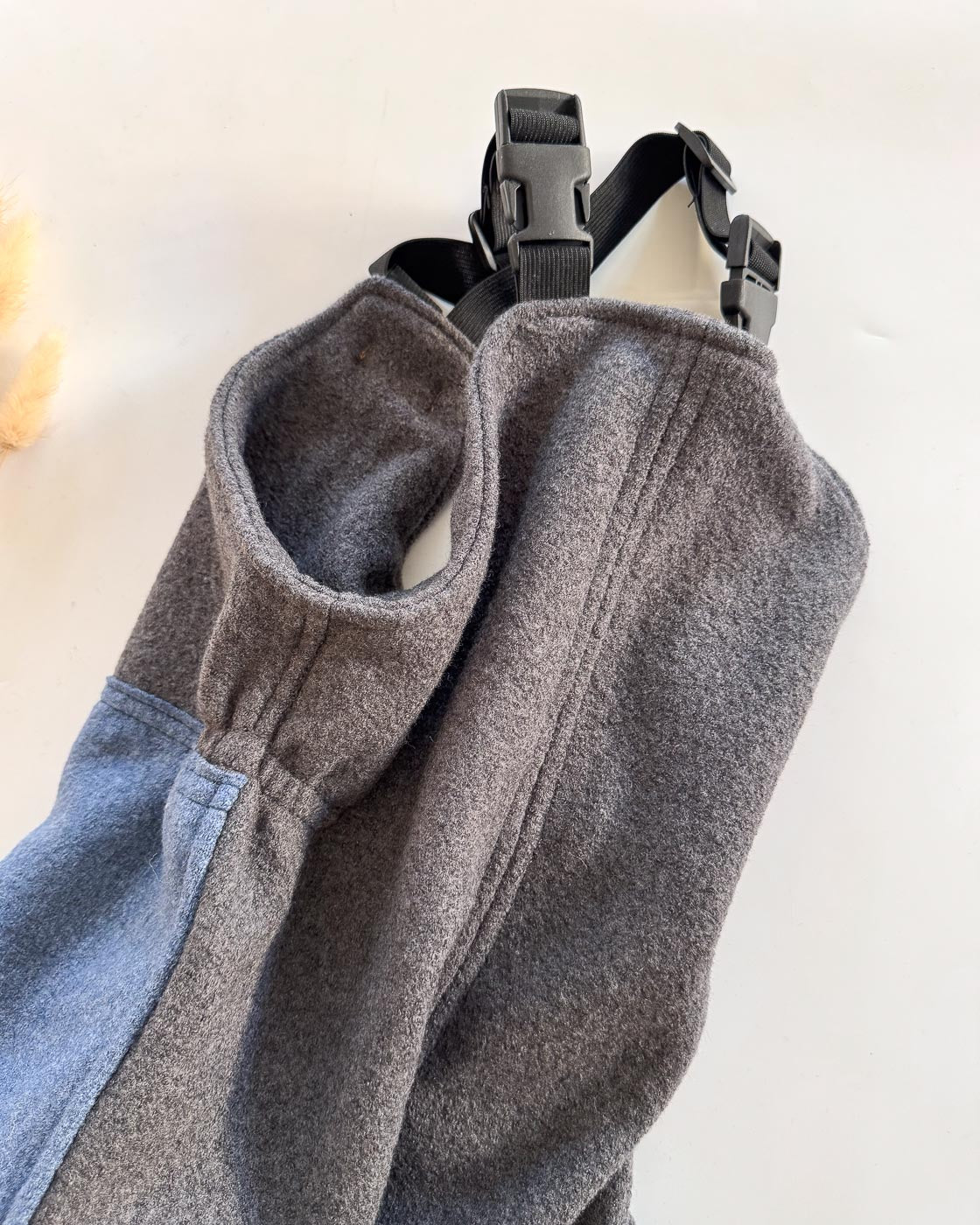 Sofortkauf: Walk-Latzhose Merino Graphit mit Knie- und Po-Verstärkung in Jeansblau, Gr. 80/86