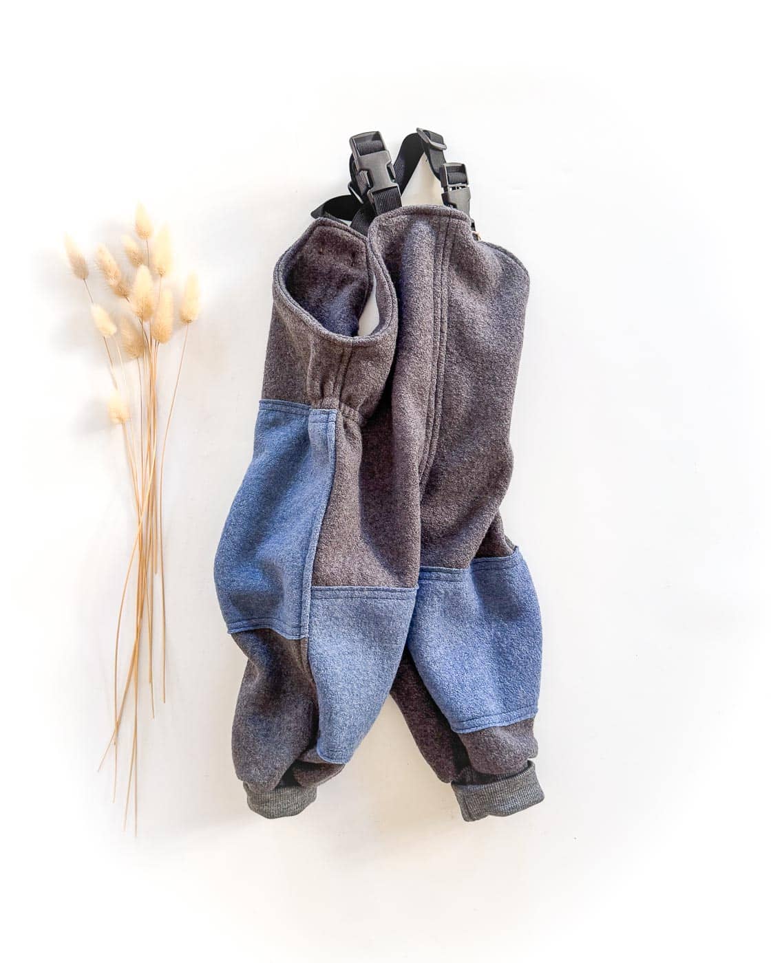 Sofortkauf: Walk-Latzhose Merino Graphit mit Knie- und Po-Verstärkung in Jeansblau, Gr. 80/86