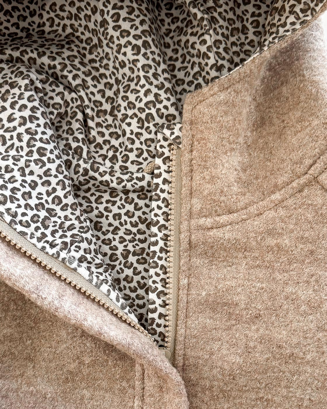 Sofortkauf: Walkjacke mit Reißverschluss mit Taschen in Sand Meliert/Leoprint, Gr. 110/116