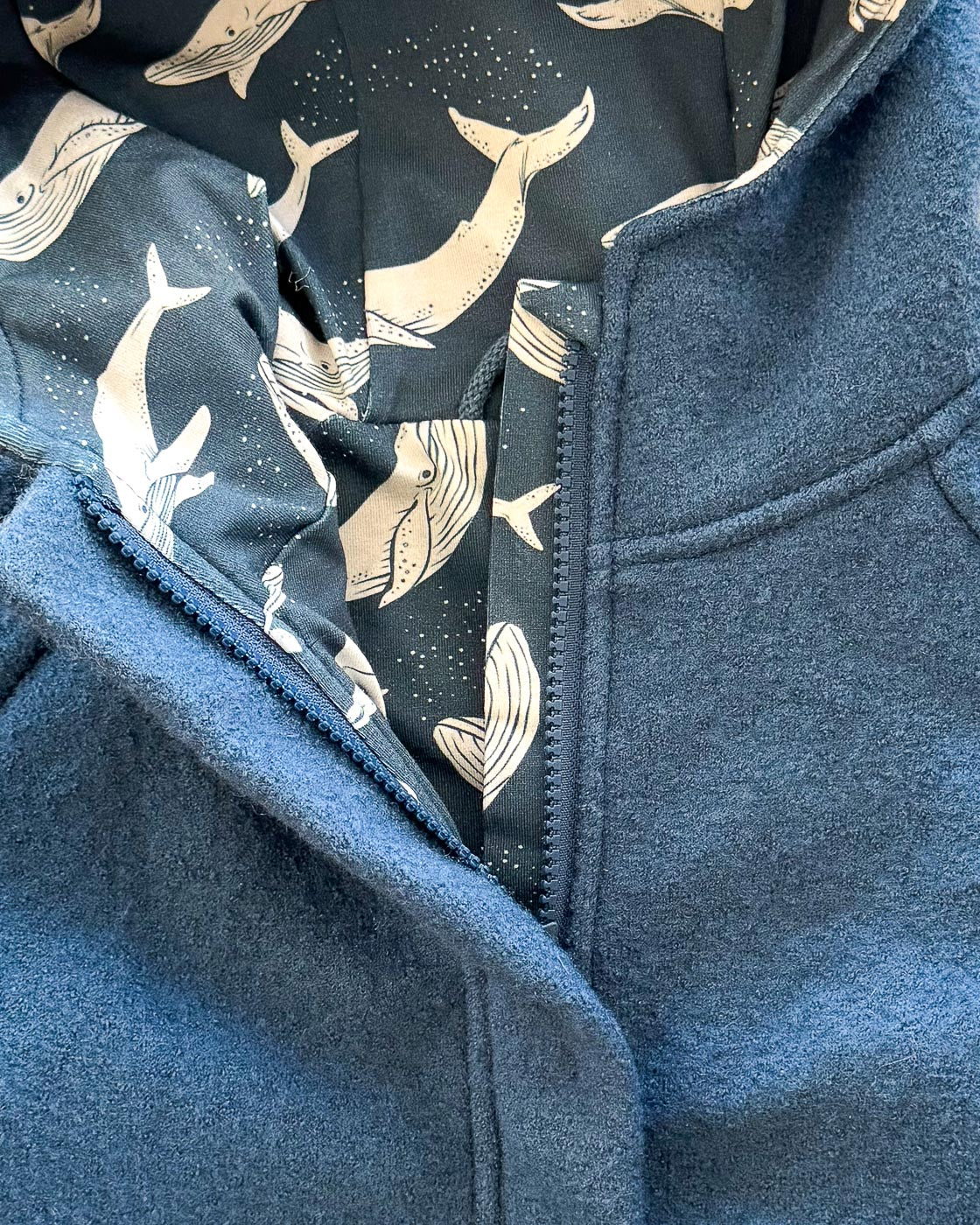 Sofortkauf: Walkjacke mit Reißverschluss und Taschen in Rauchblau/Wale, Gr. 104/110