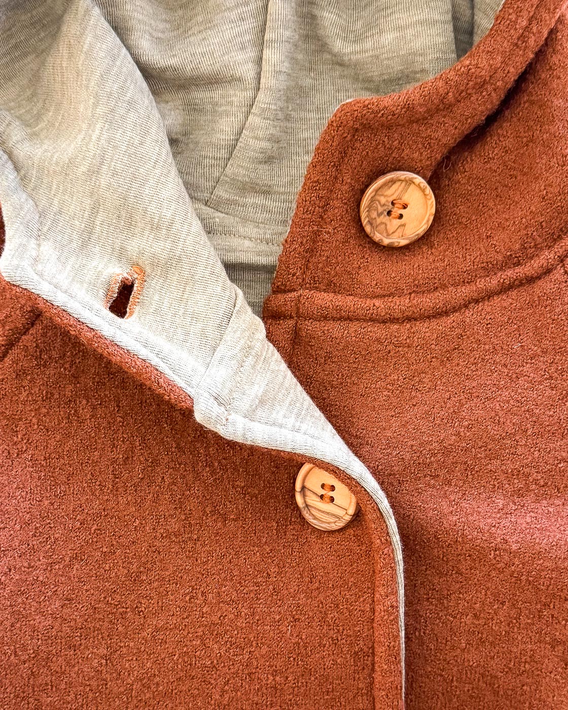Sofortkauf: Walkjacke mit Holzknöpfen in Rost/Wolljersey Sand Meliert, Gr. 86/92