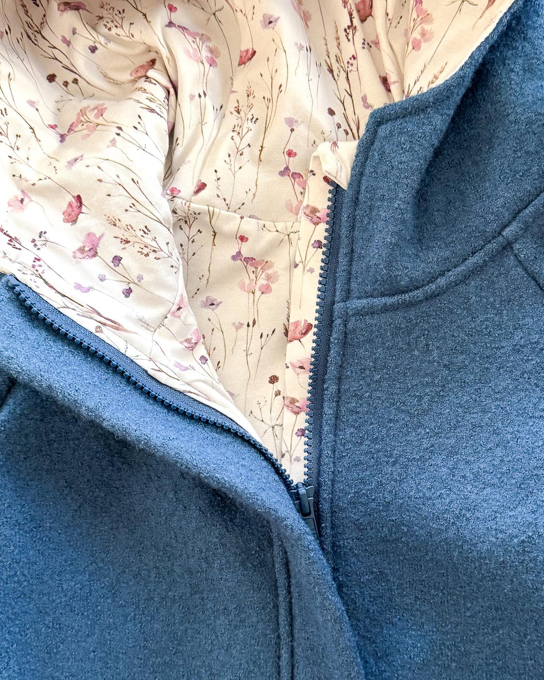 Sofortkauf: Walkjacke mit Reißverschluss mit Taschen in Rauchblau/Norwegian Flowers, Gr. 146/152