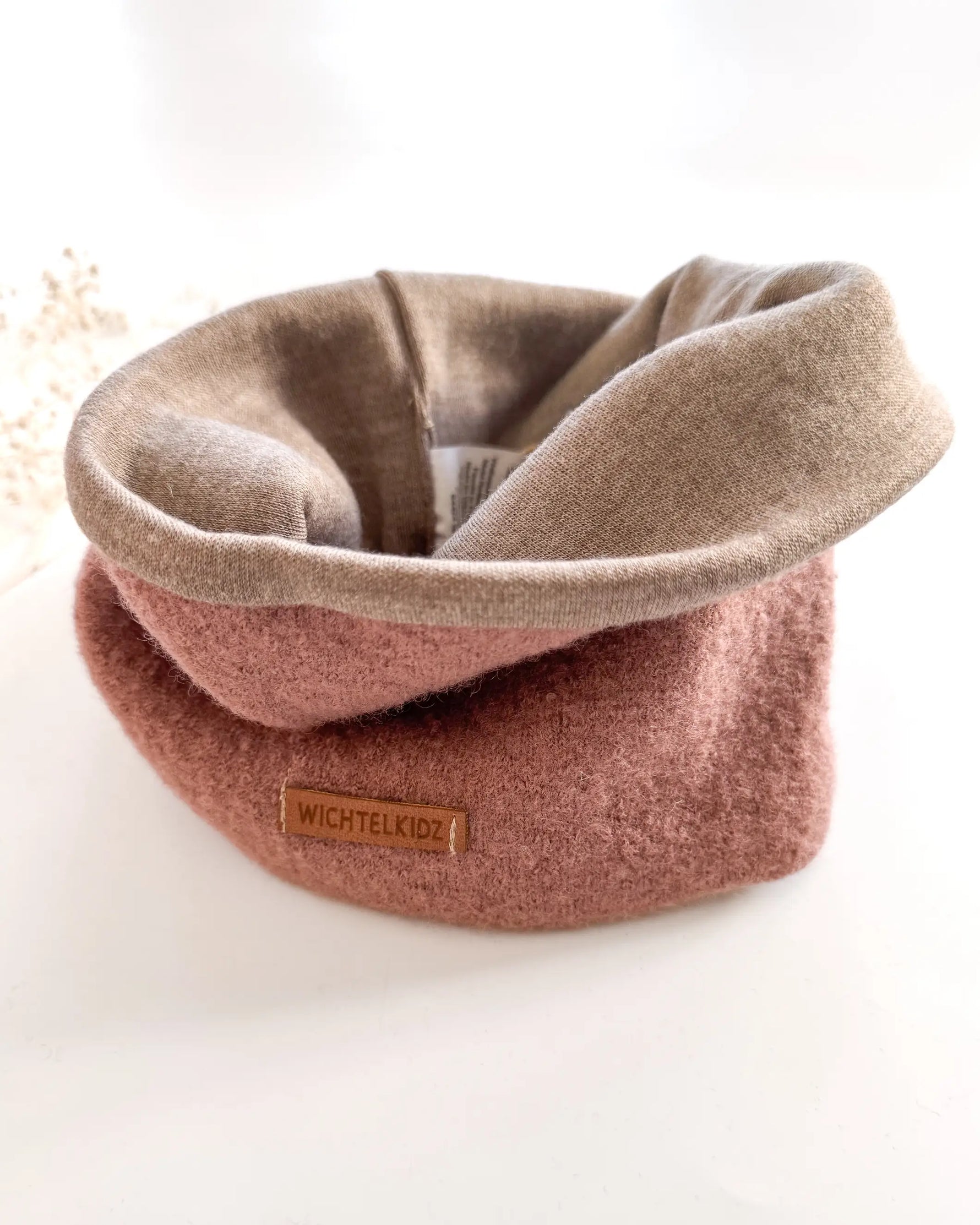 Baby Schlupfschal aus Wollwalk, handgemacht und gefüttert mit Wolljersey, sorgt für warme und geschützte Hälse bei kaltem Wetter.