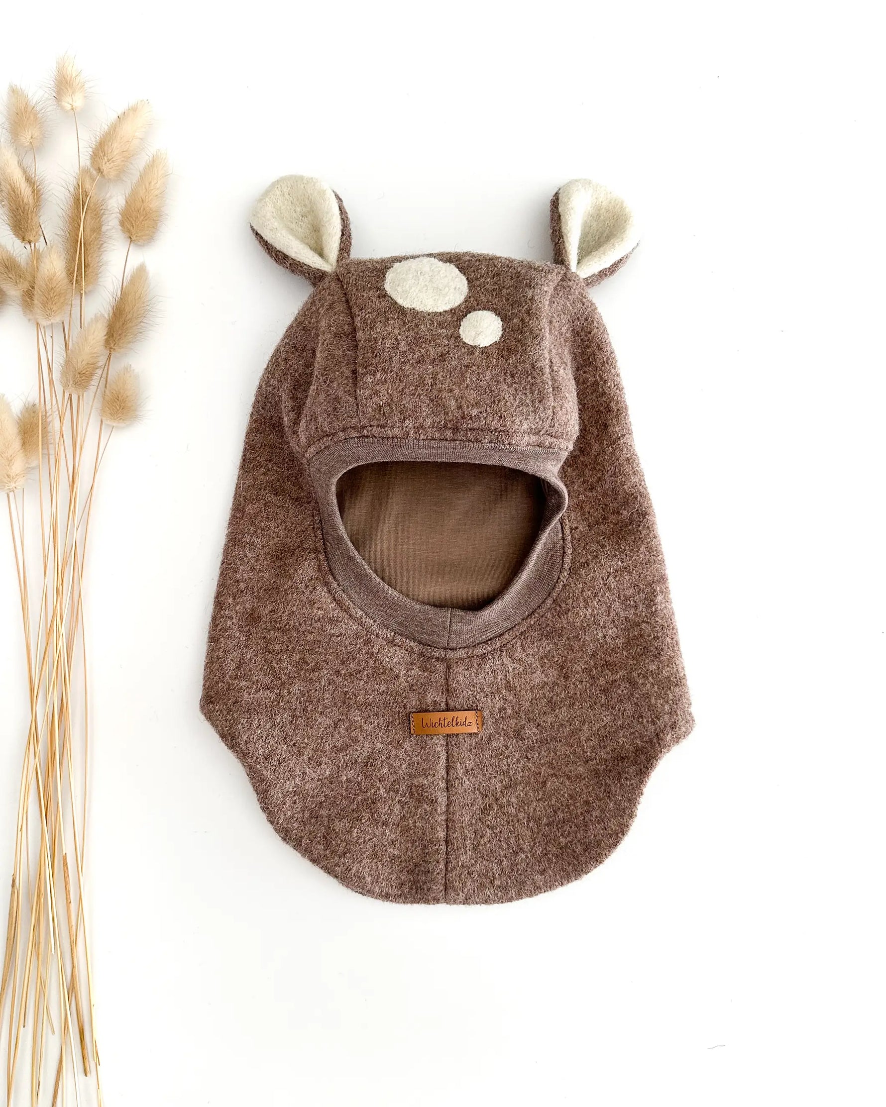 Unsere Schlupfmützen bzw Schalmützen aus wollwalk für babys und kinder schützen kopf, hals und Ohren perfekt vor Kälte und Wind. Mit den süßen Ohren als Reh, Fuchs oder Bären-Mütze