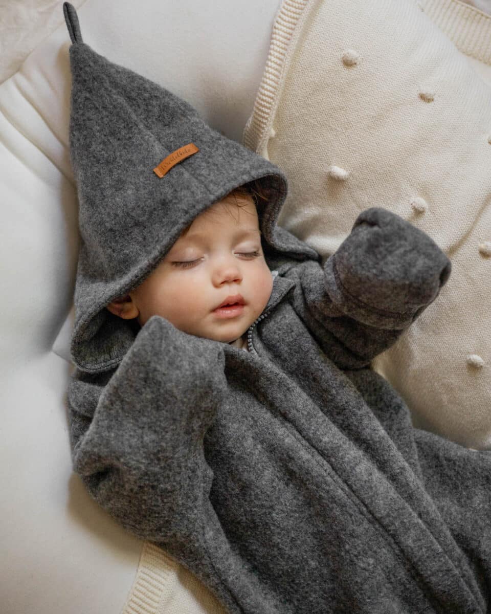 Bio Merino Overall Schiefer Grau aus 100% Wollfleece für Babys mit Umschlägen an Händen und Füßen